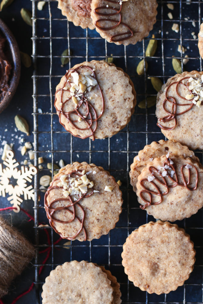  Coffee Cashew Shortbread Coffee Chocolate Cream |foodfashionparty| #coffeeshortbread #cookiephotography