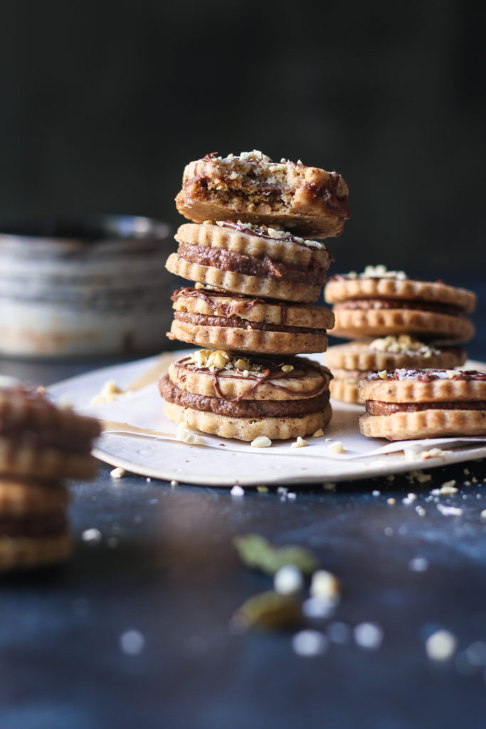  Coffee Cashew Shortbread Coffee Chocolate Cream |foodfashionparty| #coffeeshortbread #cookiephotography