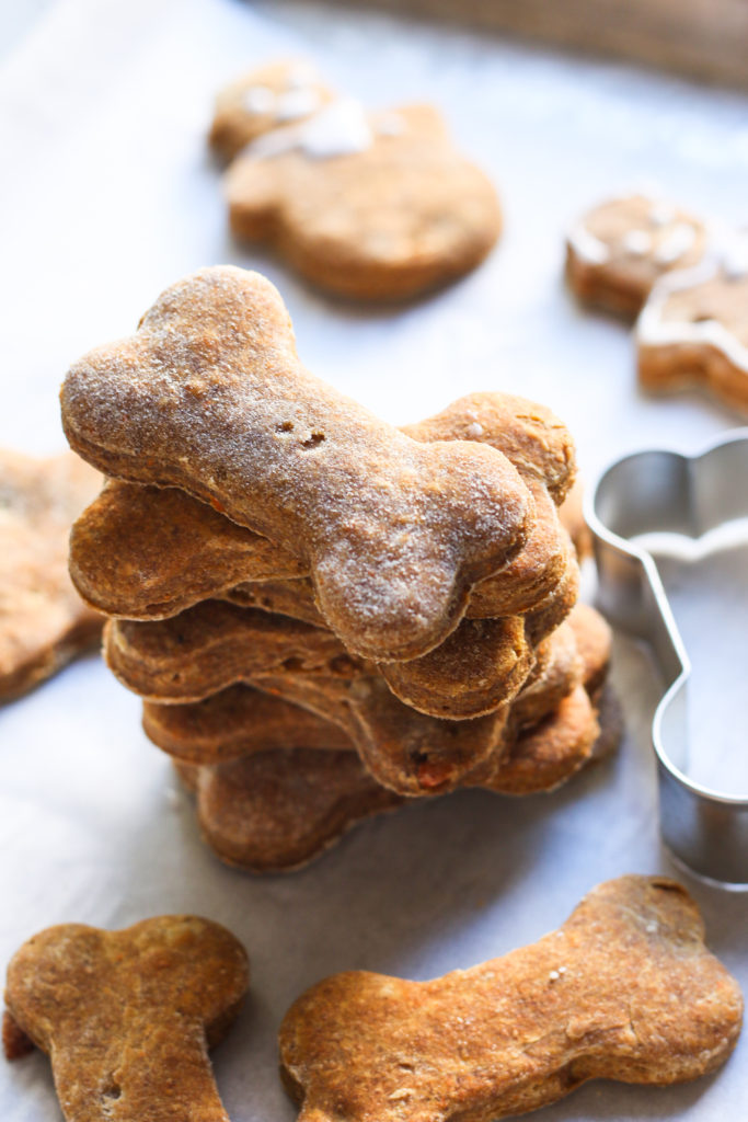 Homemade dog treats - Banana and Peanut butter |foodfashionparty| #dogtreats